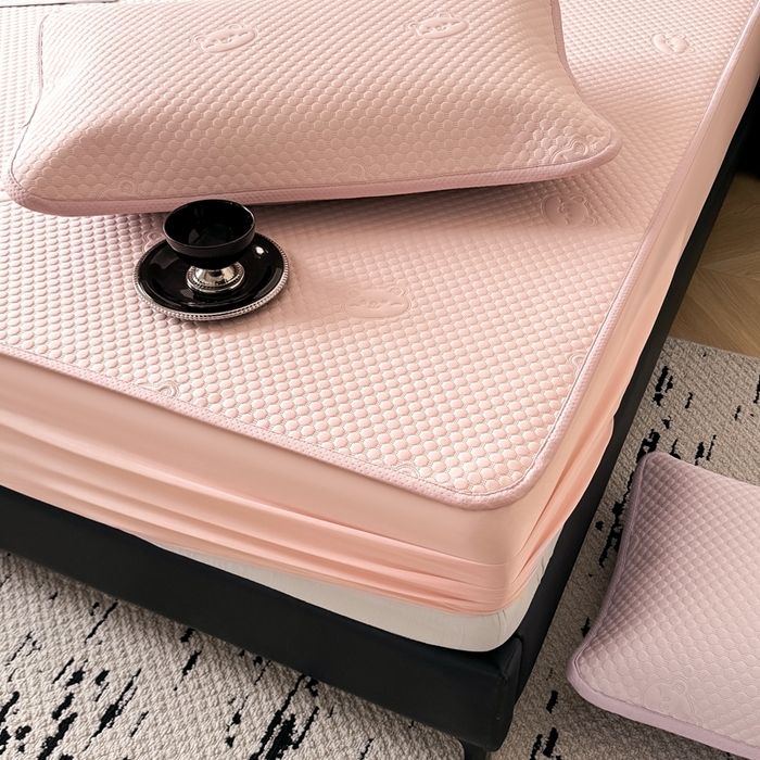 91家纺网 家纺一手货源 找家纺 卡罗兰 2025新款超声波凉豆豆凉席三件套小冰熊系列 樱花粉-床笠