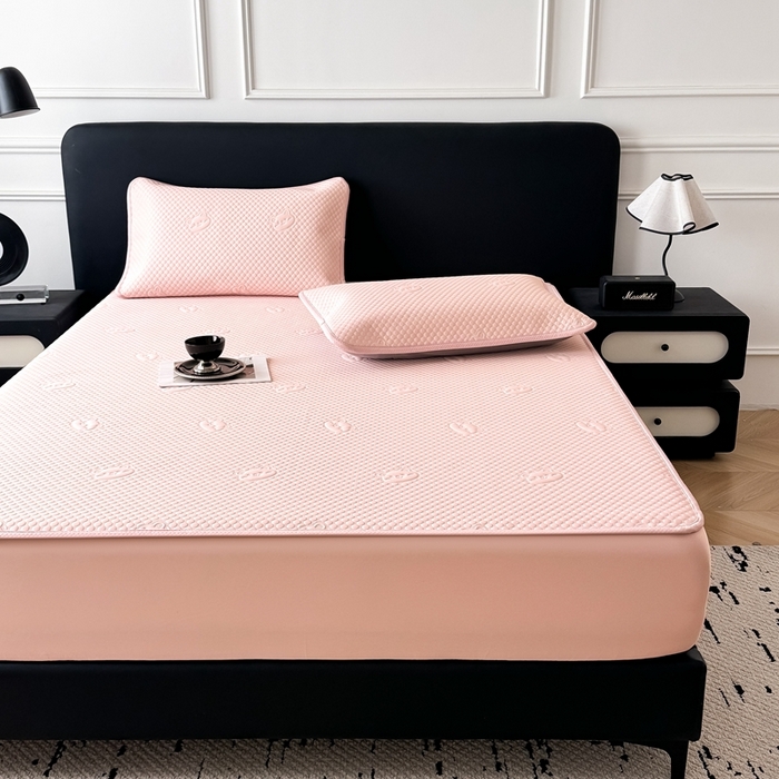 91家纺网 家纺一手货源 找家纺 卡罗兰 2025新款超声波凉豆豆凉席三件套小冰熊系列 樱花粉-床笠