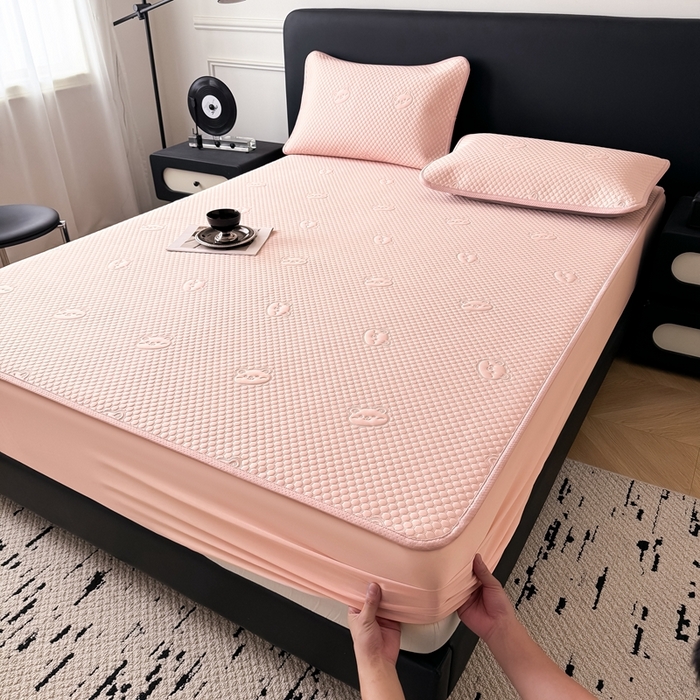 91家纺网 家纺一手货源 找家纺 卡罗兰 2025新款超声波凉豆豆凉席三件套小冰熊系列 樱花粉-床笠