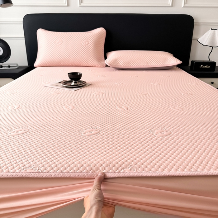 91家纺网 家纺一手货源 找家纺 卡罗兰 2025新款超声波凉豆豆凉席三件套小冰熊系列 樱花粉-床笠