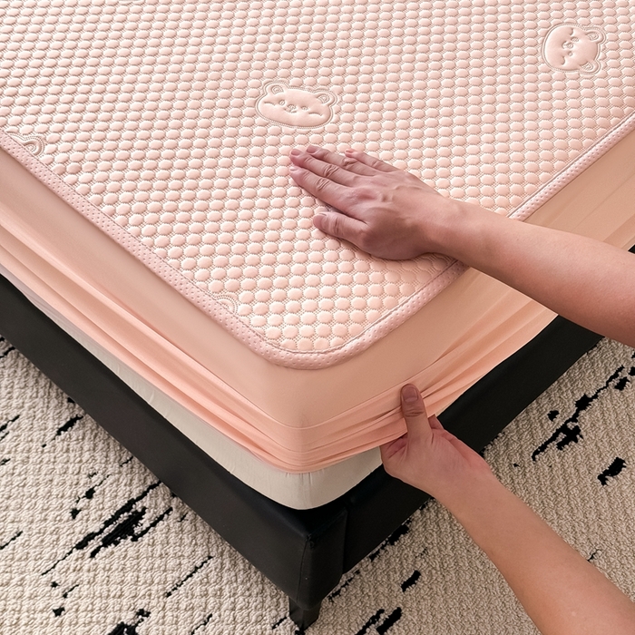 91家纺网 家纺一手货源 找家纺 卡罗兰 2025新款超声波凉豆豆凉席三件套小冰熊系列 樱花粉-床笠