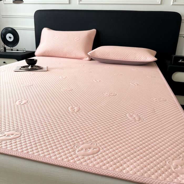 91家纺网 家纺一手货源 找家纺 卡罗兰 2025新款超声波凉豆豆凉席三件套小冰熊系列 樱花粉-床席