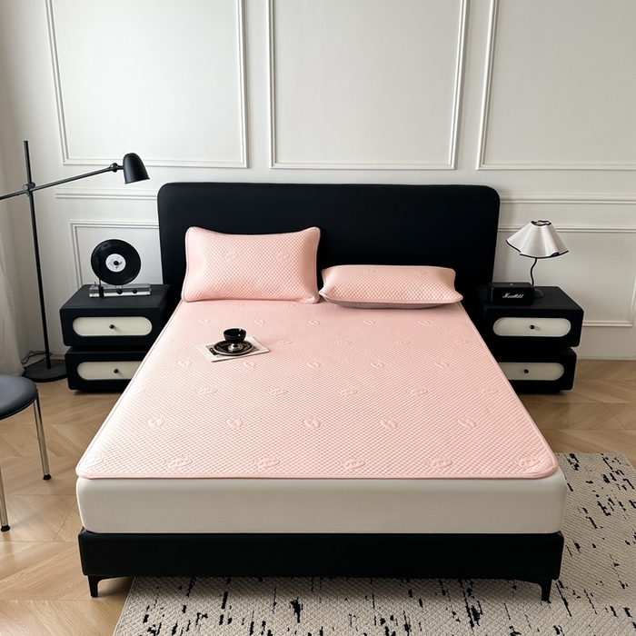 91家纺网 家纺一手货源 找家纺 卡罗兰 2025新款超声波凉豆豆凉席三件套小冰熊系列 樱花粉-床席