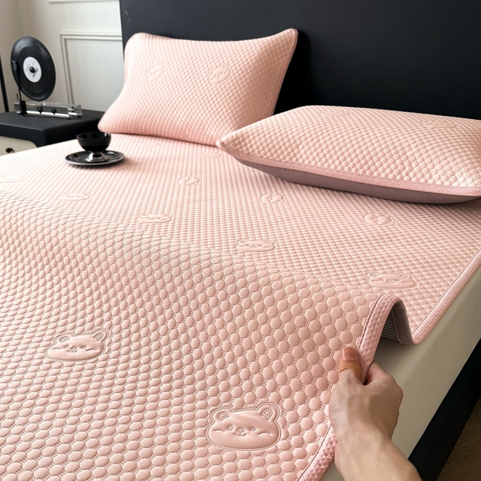 91家纺网 家纺一手货源 找家纺 卡罗兰 2025新款超声波凉豆豆凉席三件套小冰熊系列 樱花粉-床席