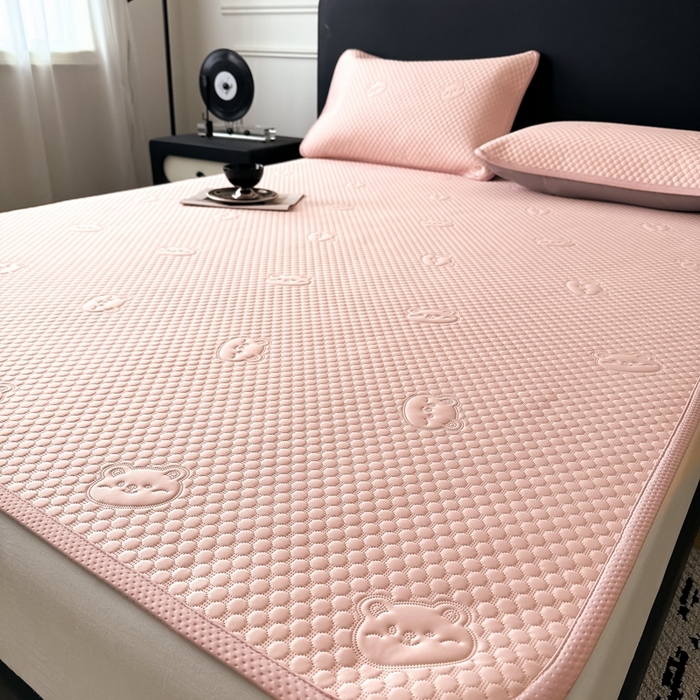 91家纺网 家纺一手货源 找家纺 卡罗兰 2025新款超声波凉豆豆凉席三件套小冰熊系列 樱花粉-床席