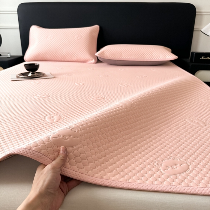 91家纺网 家纺一手货源 找家纺 卡罗兰 2025新款超声波凉豆豆凉席三件套小冰熊系列 樱花粉-床席