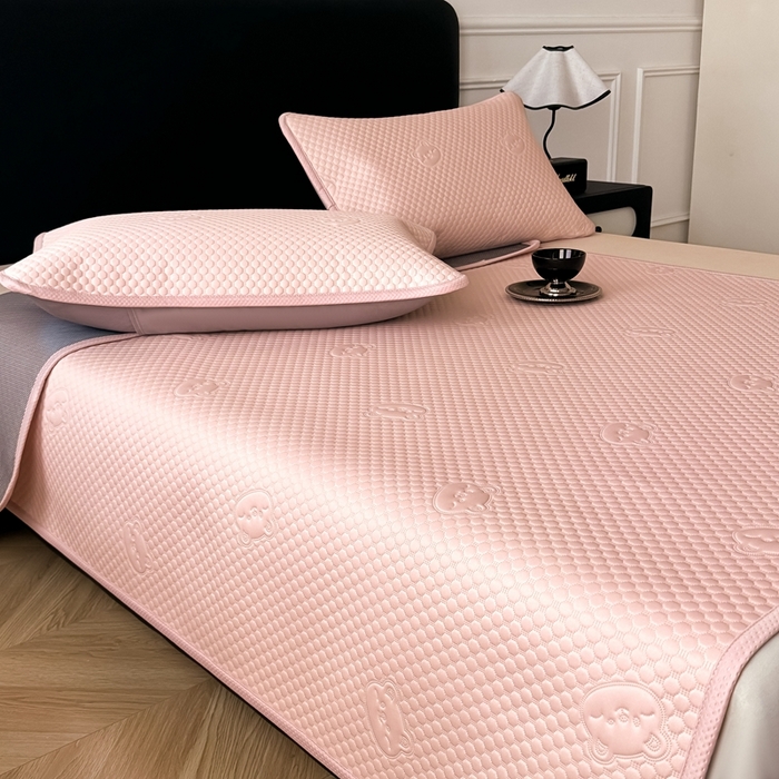 91家纺网 家纺一手货源 找家纺 卡罗兰 2025新款超声波凉豆豆凉席三件套小冰熊系列 樱花粉-床席