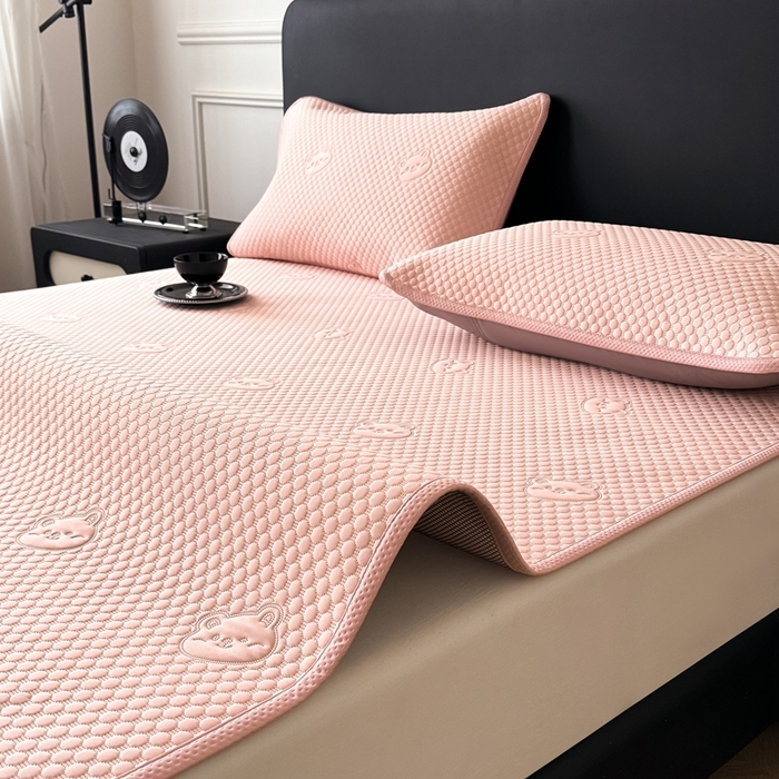 91家纺网 家纺一手货源 找家纺 卡罗兰 2025新款超声波凉豆豆凉席三件套小冰熊系列 樱花粉-床席