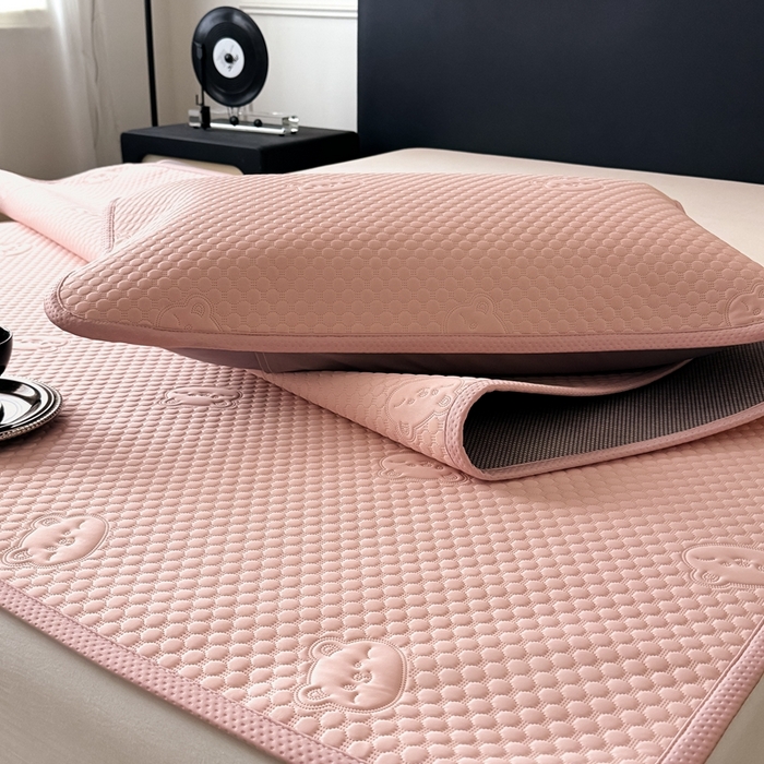 91家纺网 家纺一手货源 找家纺 卡罗兰 2025新款超声波凉豆豆凉席三件套小冰熊系列 樱花粉-床席