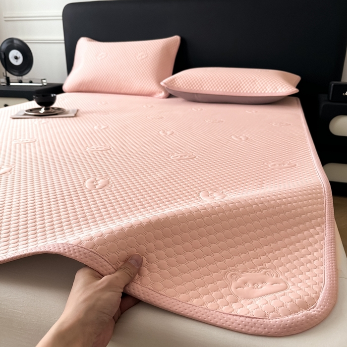 91家纺网 家纺一手货源 找家纺 卡罗兰 2025新款超声波凉豆豆凉席三件套小冰熊系列 樱花粉-床席