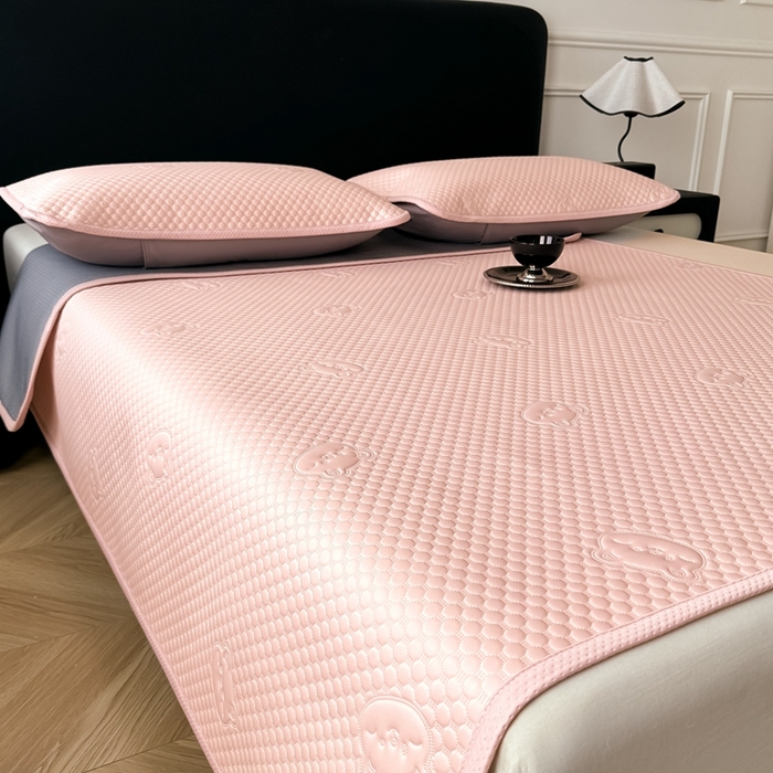 91家纺网 家纺一手货源 找家纺 卡罗兰 2025新款超声波凉豆豆凉席三件套小冰熊系列 樱花粉-床席