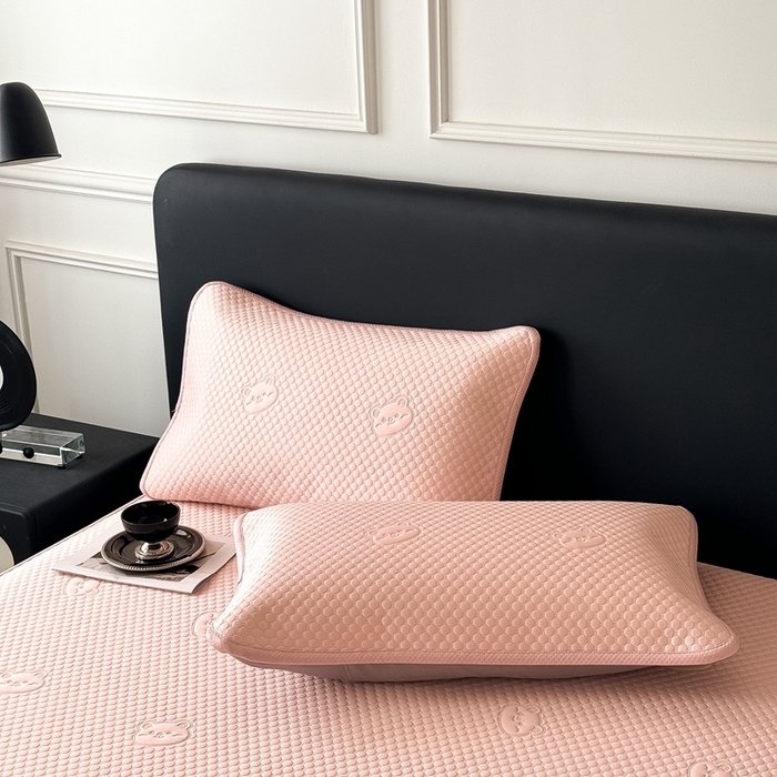 91家纺网 家纺一手货源 找家纺 卡罗兰 2025新款超声波凉豆豆凉席三件套小冰熊系列 樱花粉-床席