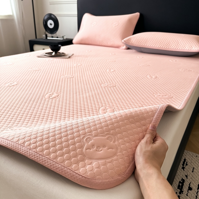 91家纺网 家纺一手货源 找家纺 卡罗兰 2025新款超声波凉豆豆凉席三件套小冰熊系列 樱花粉-床席