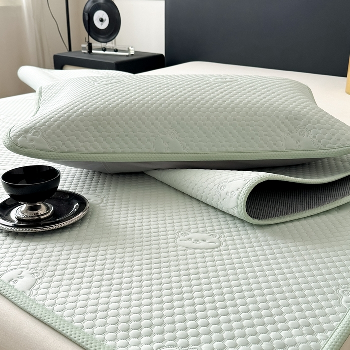 91家纺网 家纺一手货源 找家纺 卡罗兰 2025新款超声波凉豆豆凉席三件套小冰熊系列 水蓝-床席