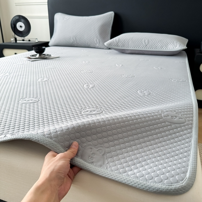 91家纺网 家纺一手货源 找家纺 卡罗兰 2025新款超声波凉豆豆凉席三件套小冰熊系列 绅士灰-床席