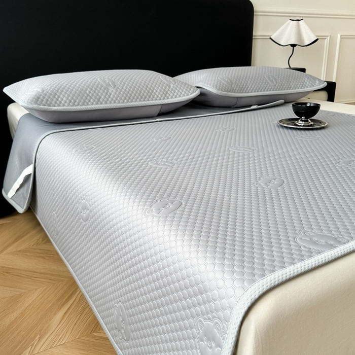 91家纺网 家纺一手货源 找家纺 卡罗兰 2025新款超声波凉豆豆凉席三件套小冰熊系列 绅士灰-床席