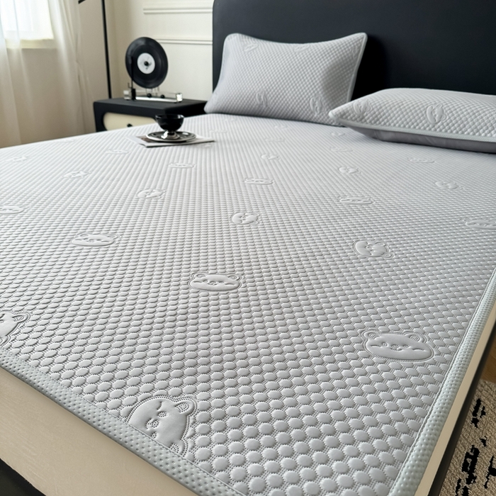 91家纺网 家纺一手货源 找家纺 卡罗兰 2025新款超声波凉豆豆凉席三件套小冰熊系列 绅士灰-床席