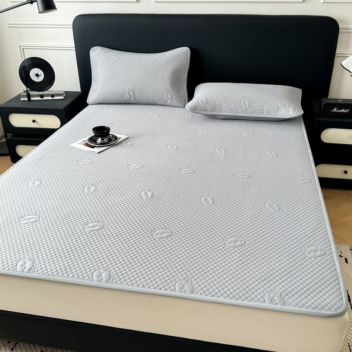 91家纺网 家纺一手货源 找家纺 卡罗兰 2025新款超声波凉豆豆凉席三件套小冰熊系列 绅士灰-床席