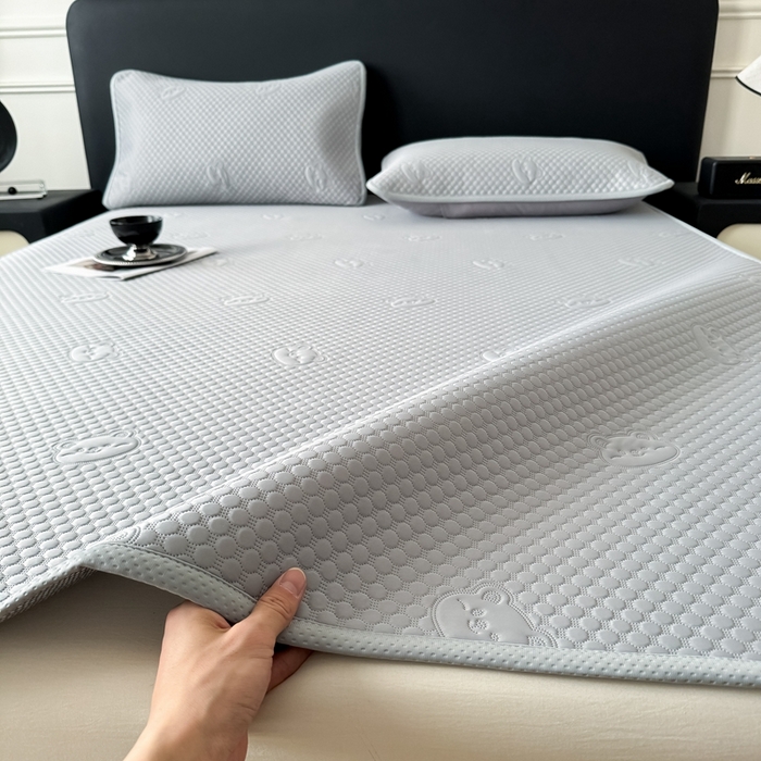 91家纺网 家纺一手货源 找家纺 卡罗兰 2025新款超声波凉豆豆凉席三件套小冰熊系列 绅士灰-床席