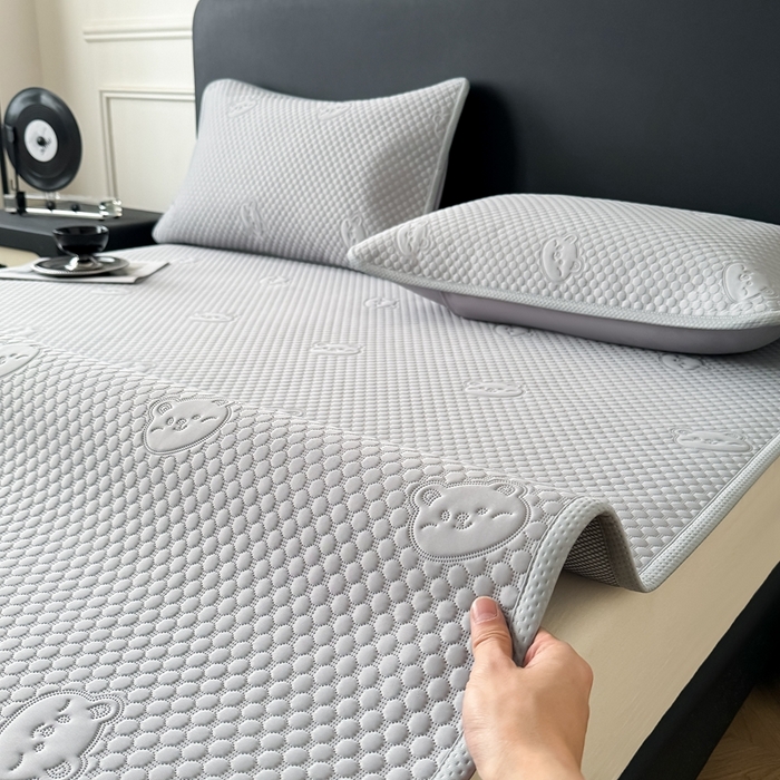 91家纺网 家纺一手货源 找家纺 卡罗兰 2025新款超声波凉豆豆凉席三件套小冰熊系列 绅士灰-床席