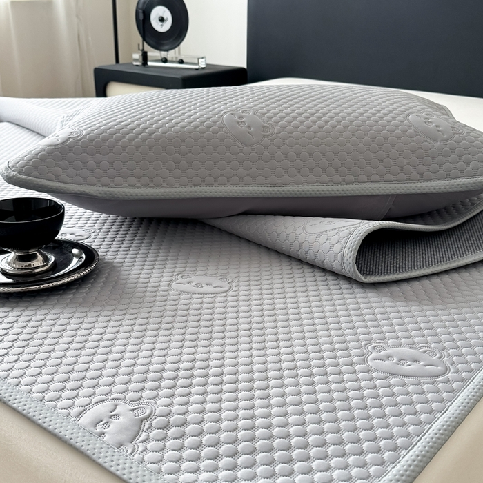 91家纺网 家纺一手货源 找家纺 卡罗兰 2025新款超声波凉豆豆凉席三件套小冰熊系列 绅士灰-床席