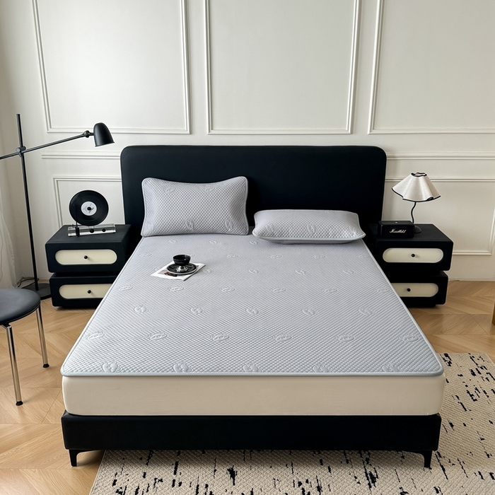 91家纺网 家纺一手货源 找家纺 卡罗兰 2025新款超声波凉豆豆凉席三件套小冰熊系列 绅士灰-床席