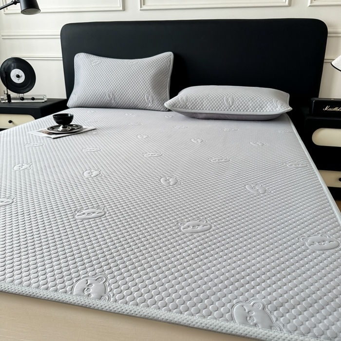 91家纺网 家纺一手货源 找家纺 卡罗兰 2025新款超声波凉豆豆凉席三件套小冰熊系列 绅士灰-床席