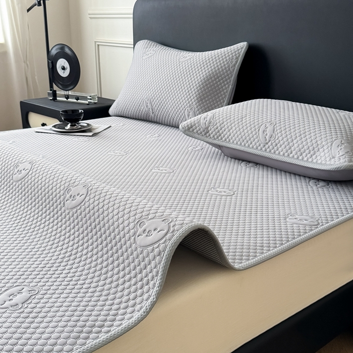 91家纺网 家纺一手货源 找家纺 卡罗兰 2025新款超声波凉豆豆凉席三件套小冰熊系列 绅士灰-床席