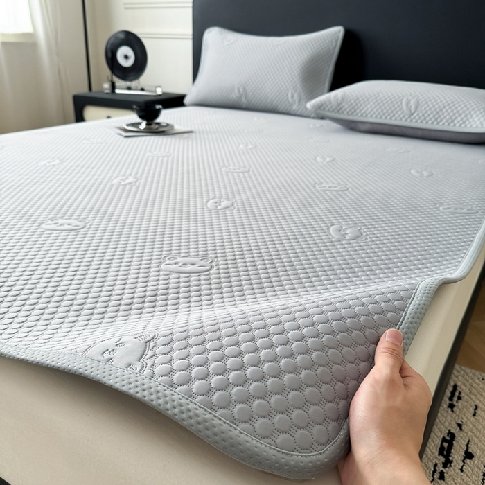 91家纺网 家纺一手货源 找家纺 卡罗兰 2025新款超声波凉豆豆凉席三件套小冰熊系列 绅士灰-床席