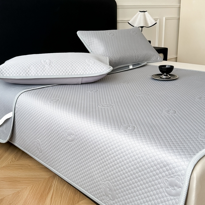 91家纺网 家纺一手货源 找家纺 卡罗兰 2025新款超声波凉豆豆凉席三件套小冰熊系列 绅士灰-床席