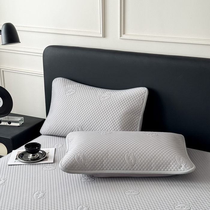 91家纺网 家纺一手货源 找家纺 卡罗兰 2025新款超声波凉豆豆凉席三件套小冰熊系列 绅士灰-床席