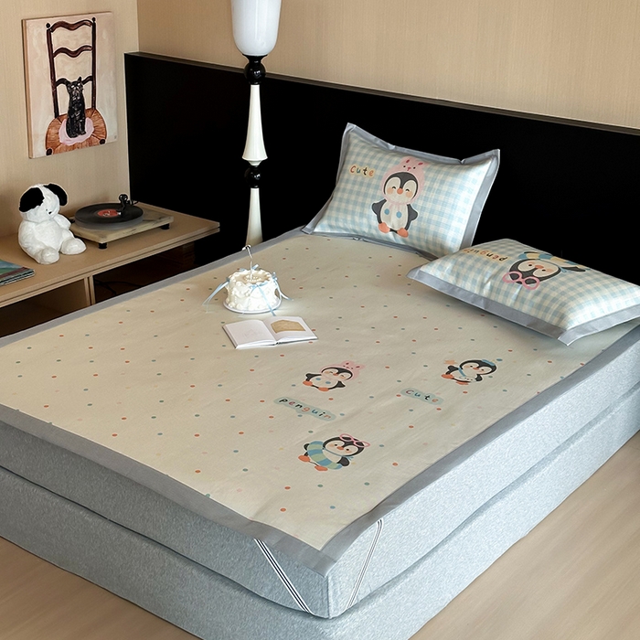 91家纺网 家纺一手货源 找家纺 圆岛家纺 2025春夏新款高克重900D冰丝凉席席子 波点企鹅