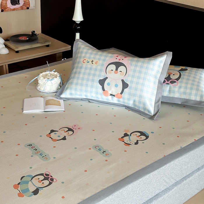 91家纺网 家纺一手货源 找家纺 圆岛家纺 2025春夏新款高克重900D冰丝凉席席子 波点企鹅