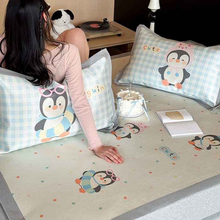 91家纺网 家纺一手货源 找家纺 圆岛家纺 2025春夏新款高克重900D冰丝凉席席子 波点企鹅