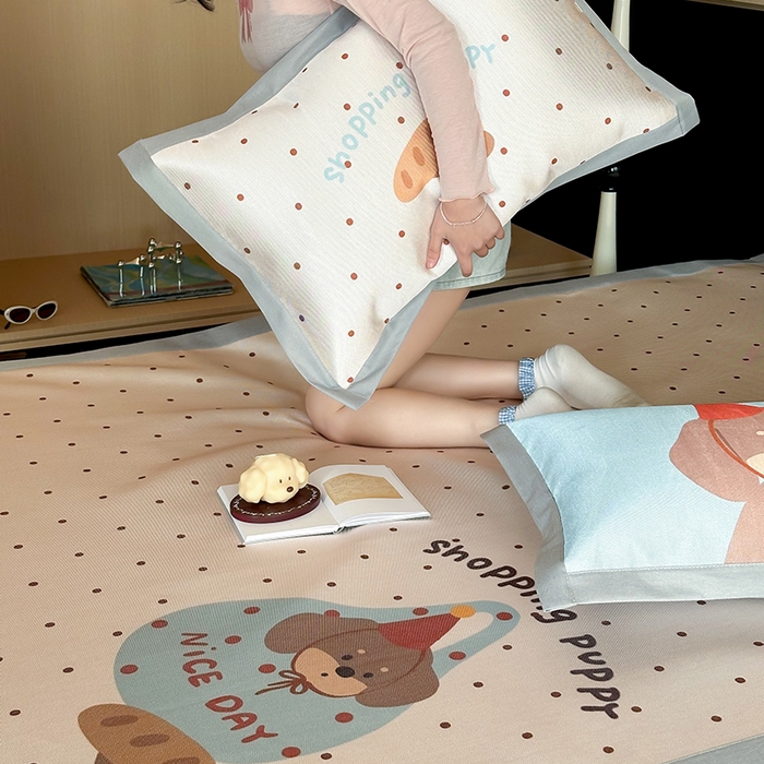 91家纺网 家纺一手货源 找家纺 圆岛家纺 2025春夏新款高克重900D冰丝凉席席子 面包小狗