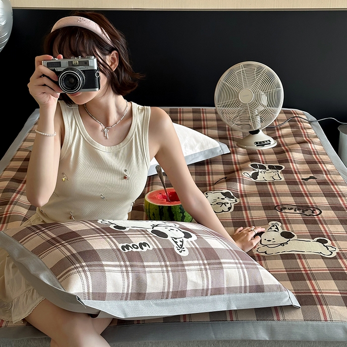 91家纺网 家纺一手货源 找家纺 圆岛家纺 2025春夏新款高克重900D冰丝凉席席子 复古狗狗