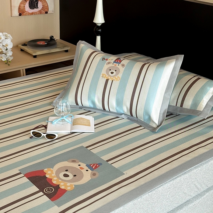 91家纺网 家纺一手货源 找家纺 圆岛家纺 2025春夏新款高克重900D冰丝凉席席子 玩偶熊