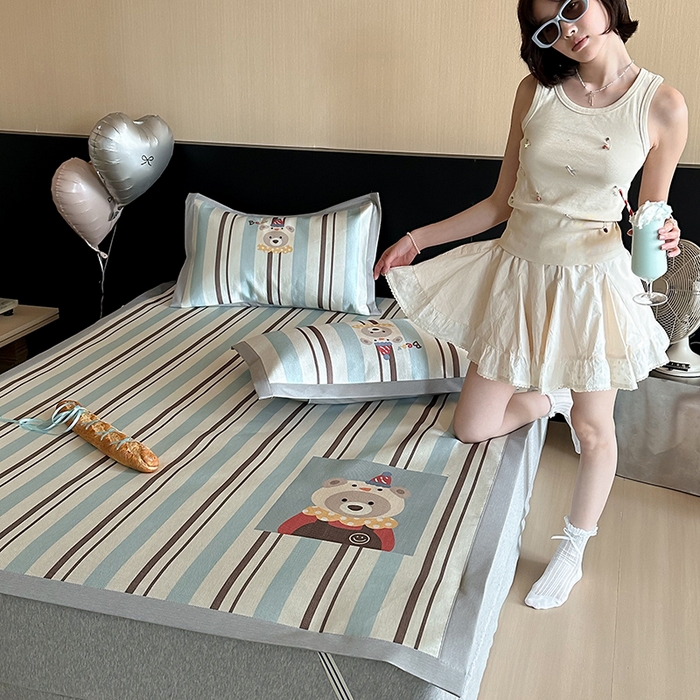 91家纺网 家纺一手货源 找家纺 圆岛家纺 2025春夏新款高克重900D冰丝凉席席子 玩偶熊