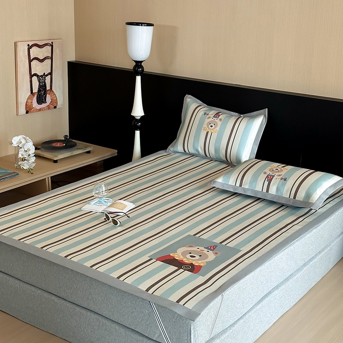 91家纺网 家纺一手货源 找家纺 圆岛家纺 2025春夏新款高克重900D冰丝凉席席子 玩偶熊