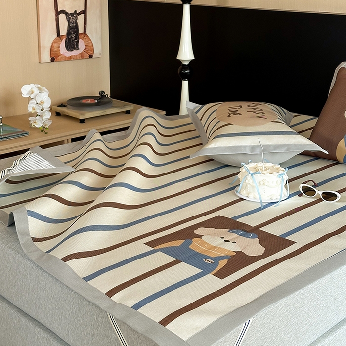 91家纺网 家纺一手货源 找家纺 圆岛家纺 2025春夏新款高克重900D冰丝凉席席子 条纹萌犬