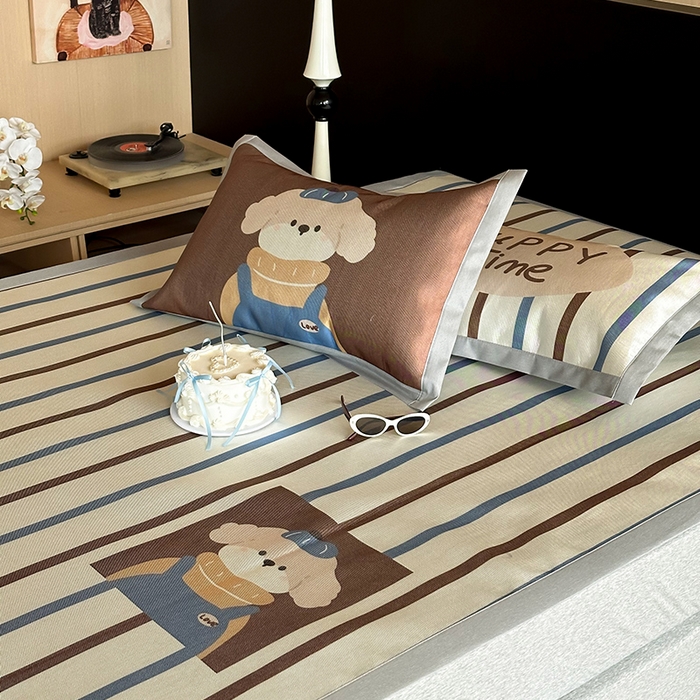 91家纺网 家纺一手货源 找家纺 圆岛家纺 2025春夏新款高克重900D冰丝凉席席子 条纹萌犬