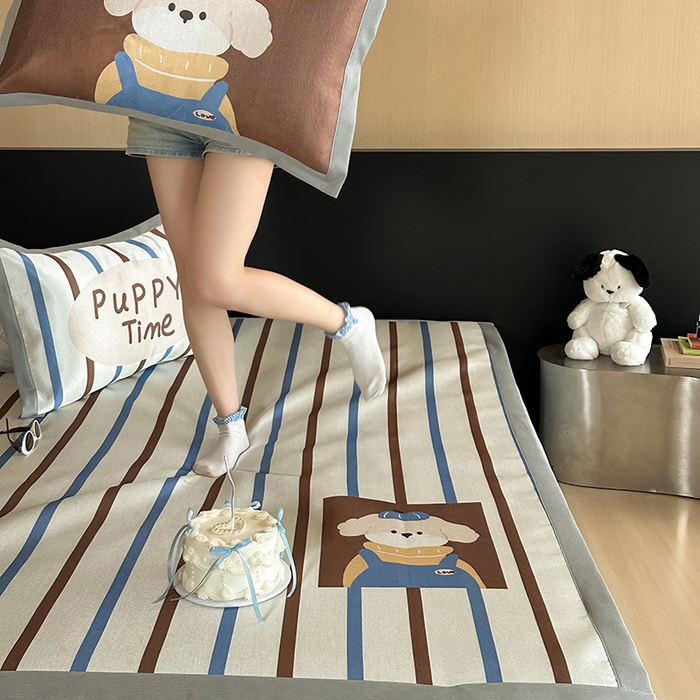 91家纺网 家纺一手货源 找家纺 圆岛家纺 2025春夏新款高克重900D冰丝凉席席子 条纹萌犬