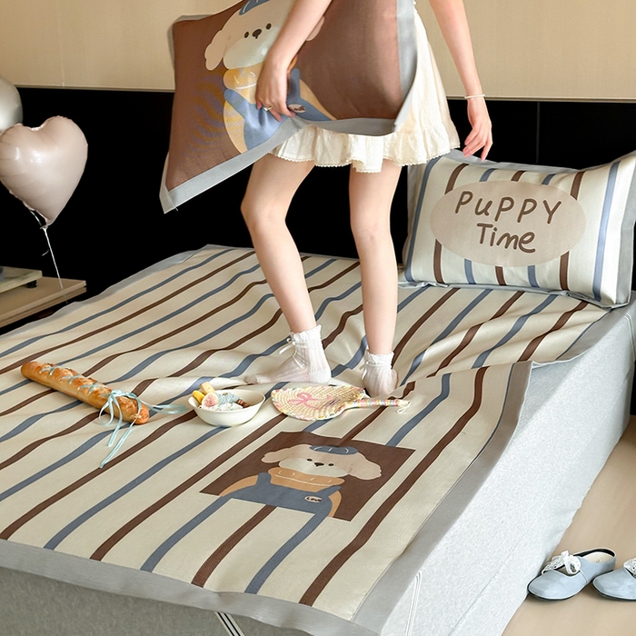 91家纺网 家纺一手货源 找家纺 圆岛家纺 2025春夏新款高克重900D冰丝凉席席子 条纹萌犬