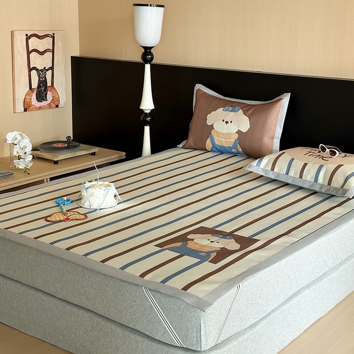 91家纺网 家纺一手货源 找家纺 圆岛家纺 2025春夏新款高克重900D冰丝凉席席子 条纹萌犬