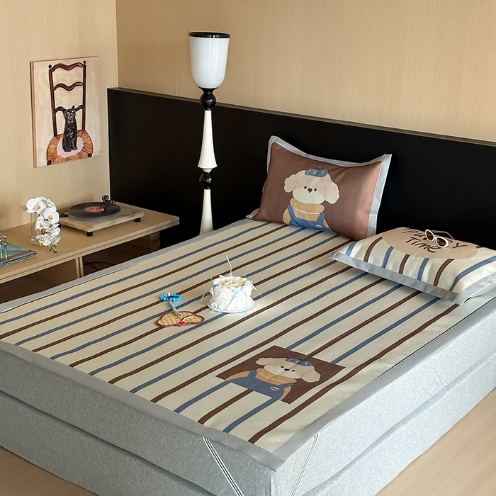 91家纺网 家纺一手货源 找家纺 圆岛家纺 2025春夏新款高克重900D冰丝凉席席子 条纹萌犬