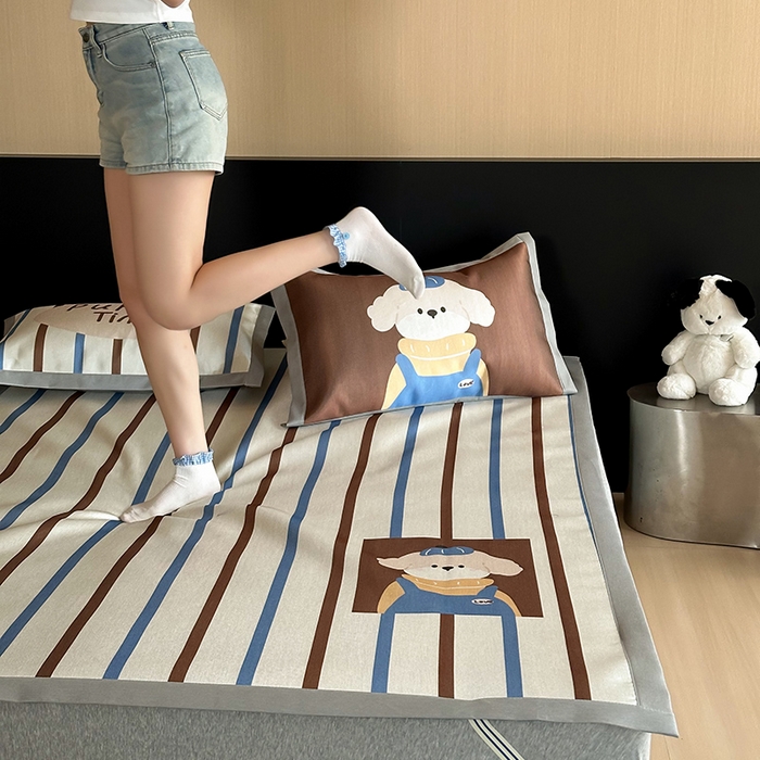 91家纺网 家纺一手货源 找家纺 圆岛家纺 2025春夏新款高克重900D冰丝凉席席子 条纹萌犬