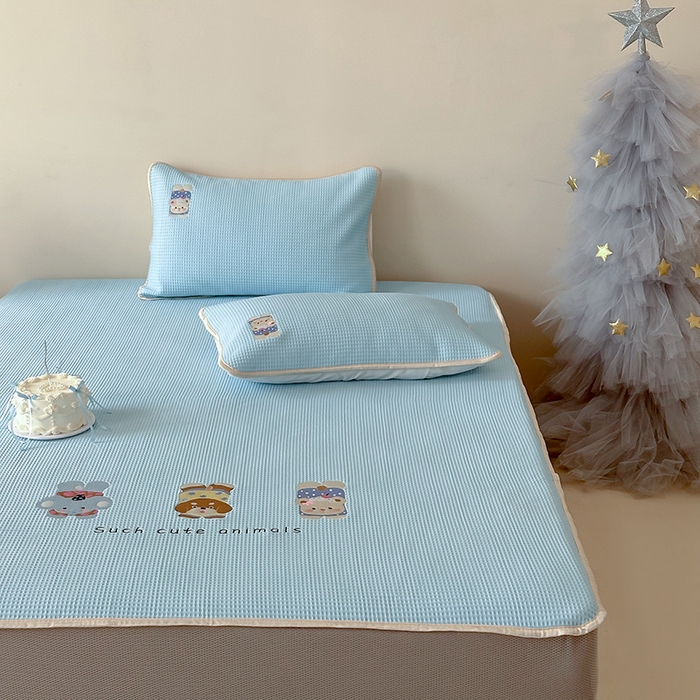 91家纺网 家纺一手货源 找家纺 圆岛家纺 2025夏季高分子PE华夫格刺绣软凉席床笠款三件套 趴趴乐园