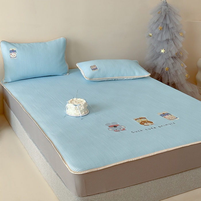 91家纺网 家纺一手货源 找家纺 圆岛家纺 2025夏季高分子PE华夫格刺绣软凉席床笠款三件套 趴趴乐园