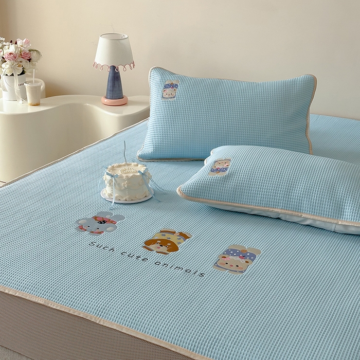 91家纺网 家纺一手货源 找家纺 圆岛家纺 2025夏季高分子PE华夫格刺绣软凉席床笠款三件套 趴趴乐园