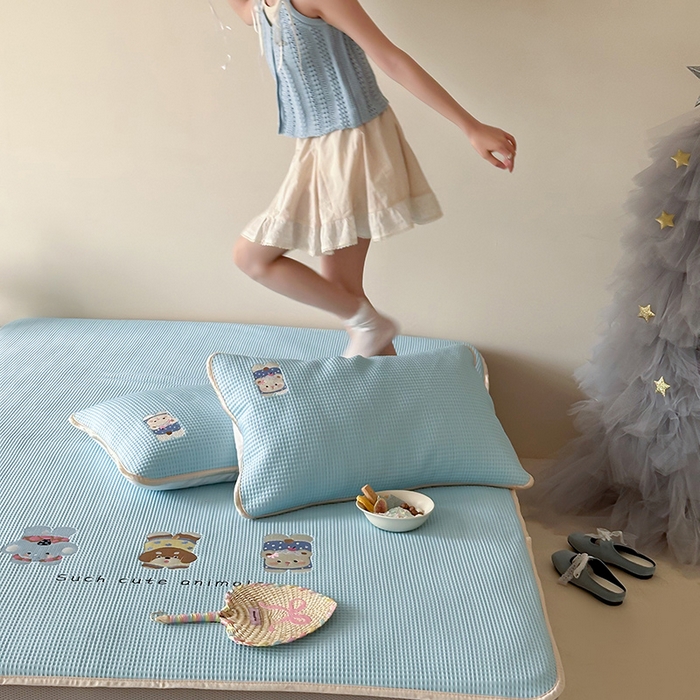 91家纺网 家纺一手货源 找家纺 圆岛家纺 2025夏季高分子PE华夫格刺绣软凉席床笠款三件套 趴趴乐园